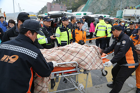 Броят на жертвите на потъналия южнокорейски ферибот расте
