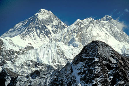 Лавина затрупа 9 алпинисти под Еверест