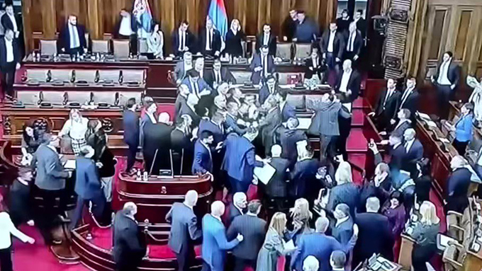Сблъсъци в сръбския парламент по време на изказване на Вучич 