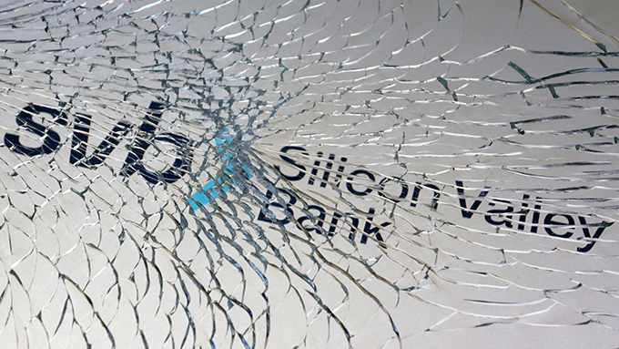 Акциите на банките се сриват след фалита на SVB