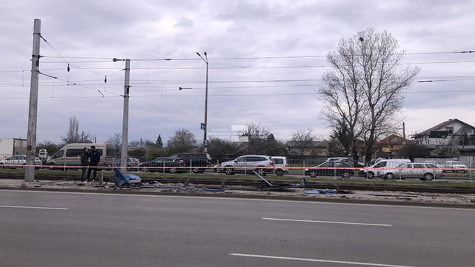 Кола помете спирка на градския транспорт в София