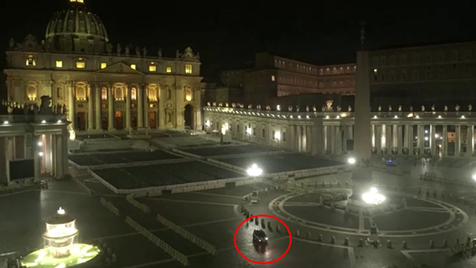 Автомобил се вряза снощи през една от портите на Ватикана