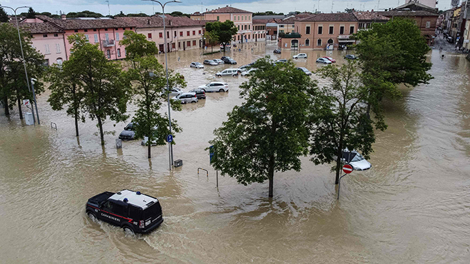 Над 20 реки в Италия са излезли от коритата си, жертвите на бедствието вече са 13