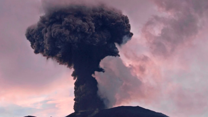 Вулкан изригна в Индонезия, стотици са евакуирани
