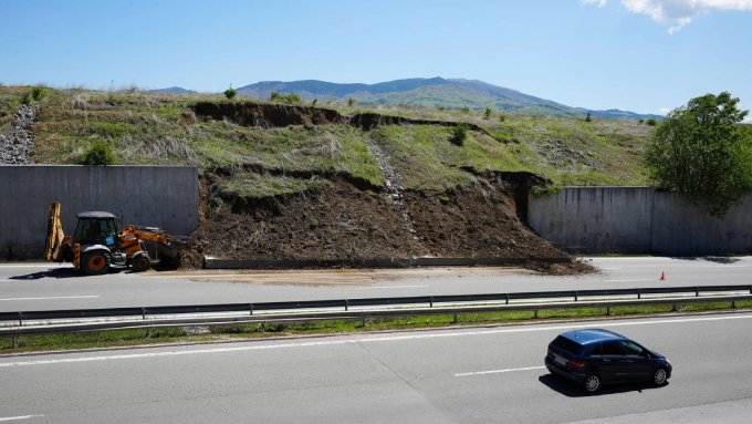 Подпорна стена се срути на магистрала 