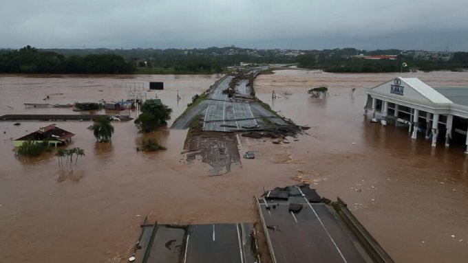Броят на потвърдените жертви при наводненията в Южна Бразилия достигна 143