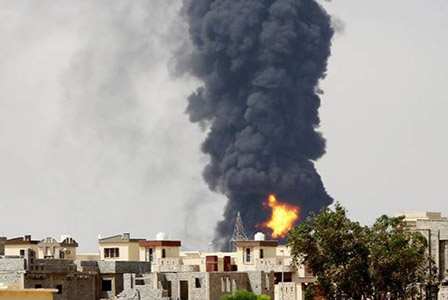Триполи е заплашен от еко катастрофа заради горящите милиони тонове гориво