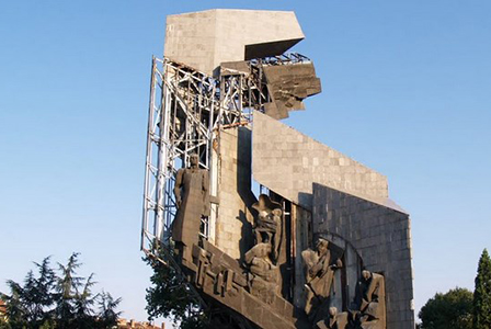 Събарят паметника пред НДК
