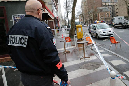Въоръжен мъж държи петима заложници в магазин в Източен Париж