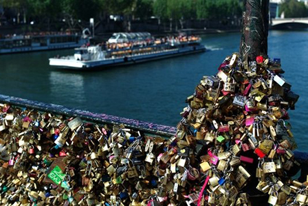 Париж премахва катинарите от Моста на влюбените