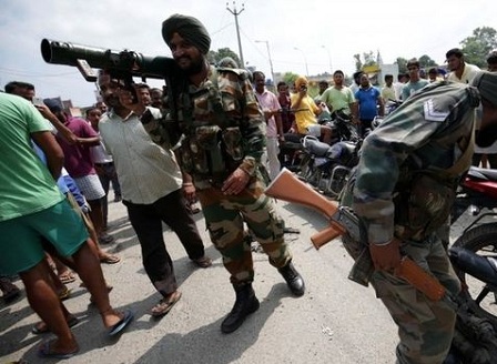 Група въоръжени мъже нападна Индийски полицейски участък в Пенджаб