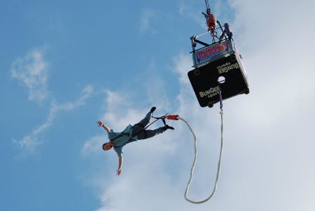 80-годишната Пенка скочи с бънджи от най-високия мост в Европа