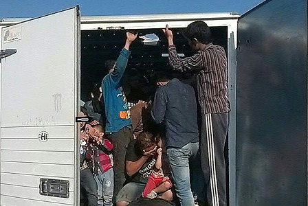 Двама българи и унгарец са арестувани във връзка с откритите тела на мигранти в камион