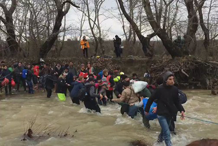 Мигранти направиха опит да нахлуят на македонска територия край Идомени