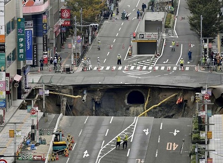 Внушително пропадане на булевард в Япония