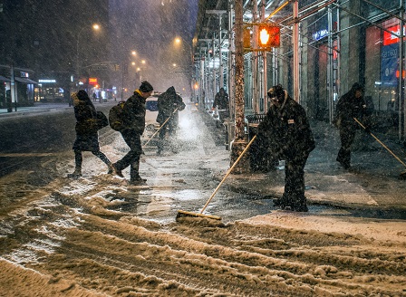 Снежна буря блокира транспорта в Ню Йорк