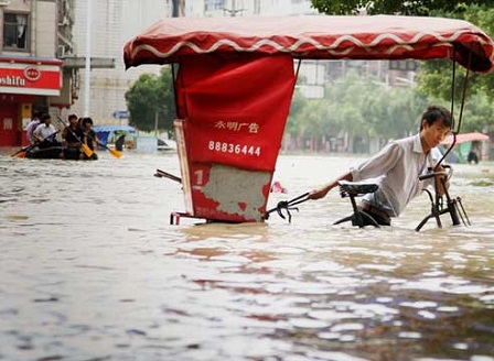 Десетки жертви на наводнения в Китай