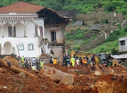 400 души загинаха, след като свлачище затрупа квартал в Сиера Леонe
