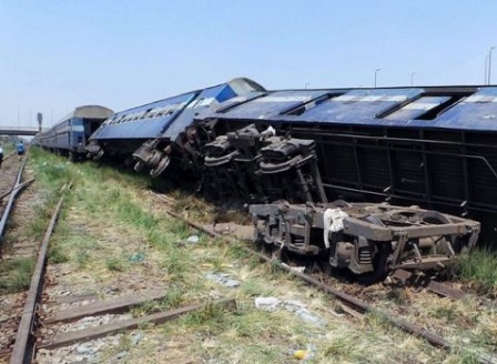 Влак дерайлира в Индия, над 20 души са загинали и 400 са ранени