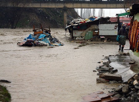 Поройни дъждове в Албания, един човек е загинал
