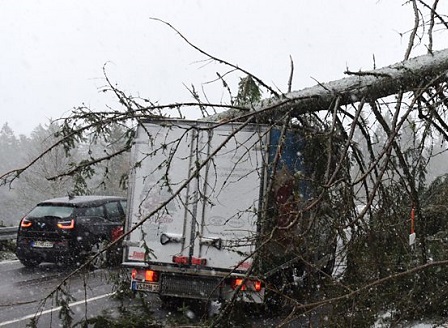 Шест са жертвите на бури в Западна Европа