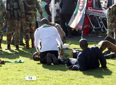 Вицепрезидент на Зимбабве беше ранен в експлозия срещу управляващата партия