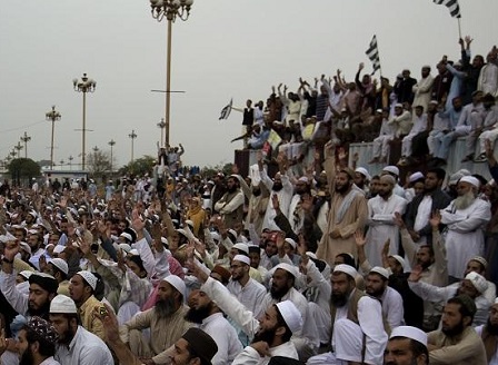 Пакистан блокиран от протести срещу решение за оневинение на християнка