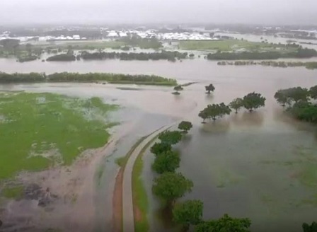 Хиляди напускат домовете си заради проливните валежи и наводнения в Австралия