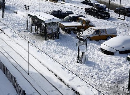 Силен снеговалеж и лошо време парализираха Гърция