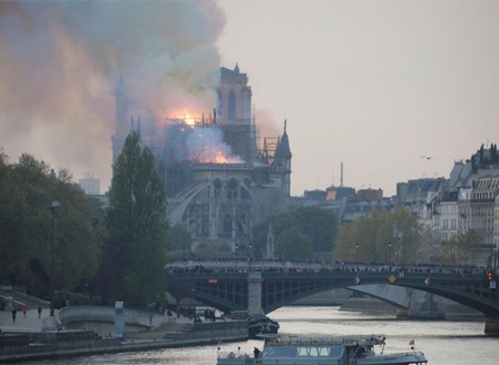 Пожар избухна в катедралата 